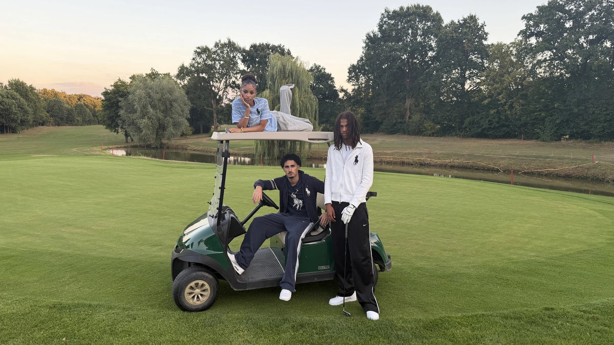 Vintage auf dem Golfplatz – drei Models am Golfcart