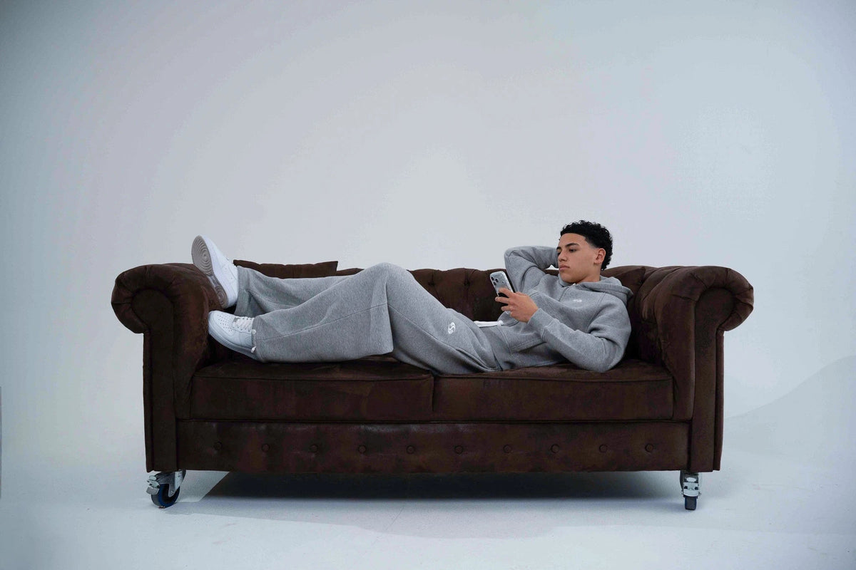 Sportz Original – graues Set auf braunem Sofa